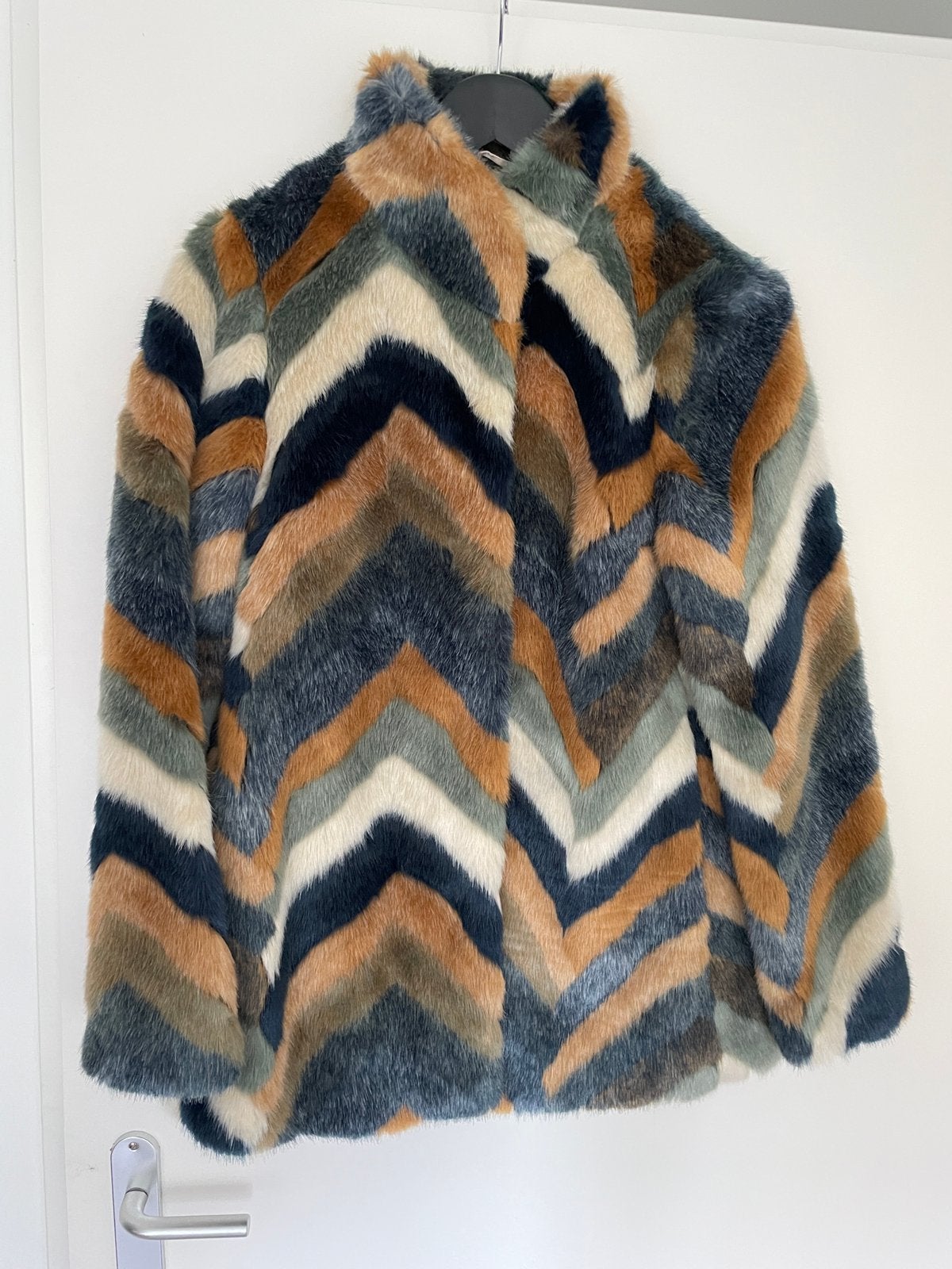 In Nieuwstaat nepbont/faux fur jasje van h&m maat 36, Ophalen of Verzenden, Zo goed als nieuw, Maat 36 (S), Meerkleurig