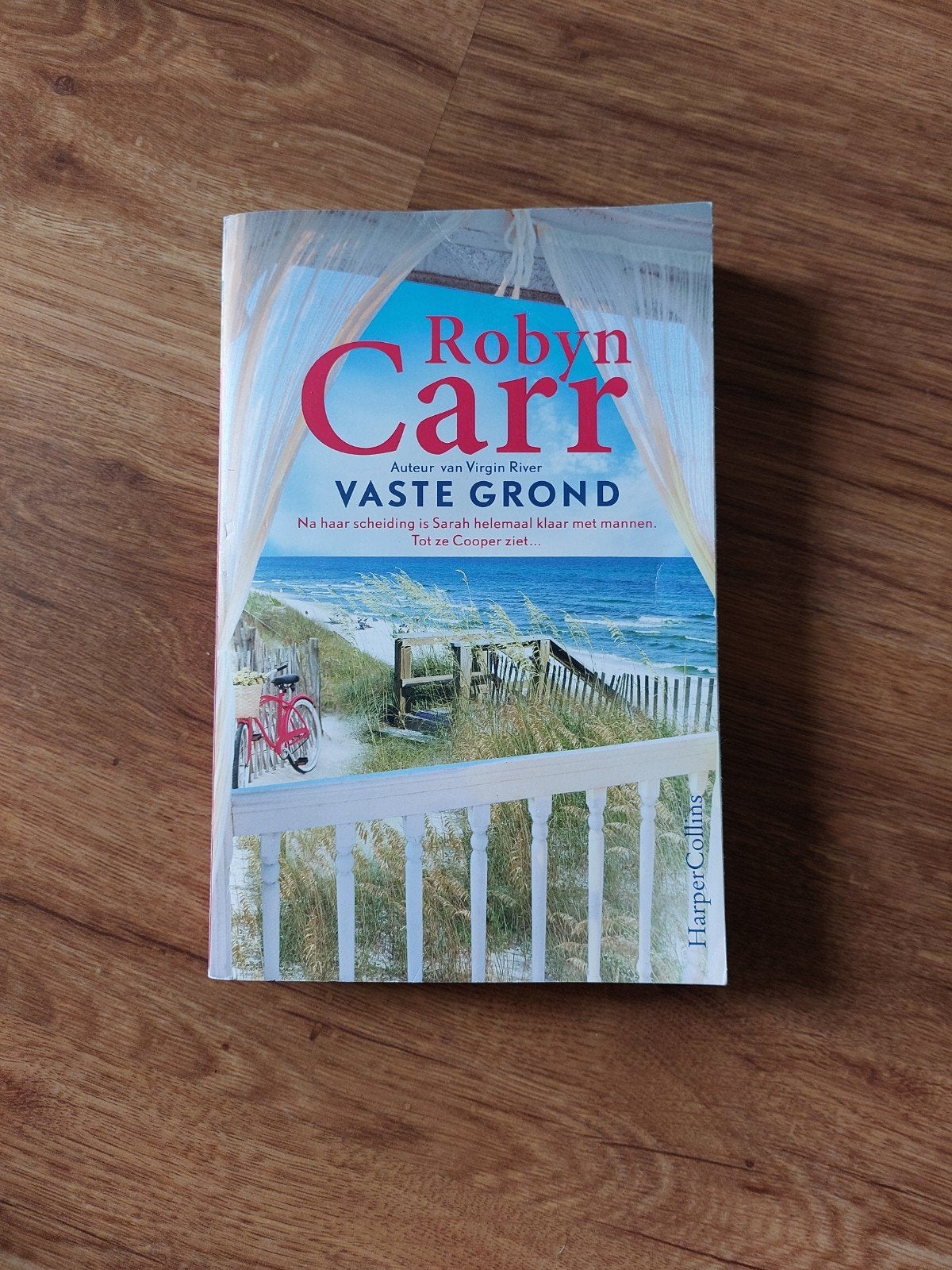 Roman van Robyn Carr • Vaste grond, Boeken, Ophalen of Verzenden, Zo goed als nieuw, Robyn Carr