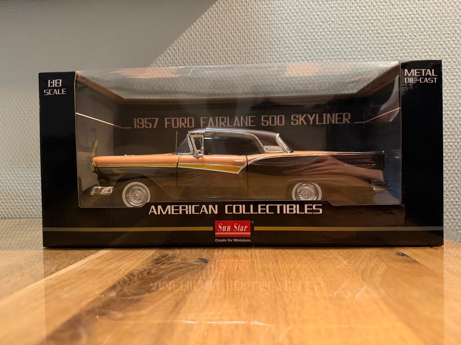 1:18 Sun Star | 1957 Ford Fairlane 500 Skyliner, Hobby en Vrije tijd, Modelauto's | 1:18, Ophalen of Verzenden, Zo goed als nieuw