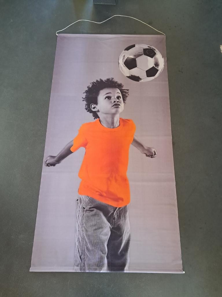 Wandkleed voetbal jongen in oranje shirt, Verzamelen, Sportartikelen en Voetbal, Zo goed als nieuw, Poster, Plaatje of Sticker