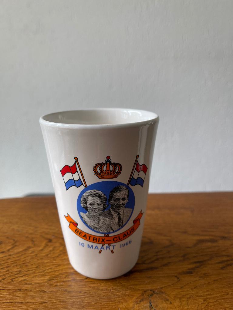 Herdenkingsbeker/Beker "Beatrix - Claus 10 maart 1966" Nieuw, Verzamelen, Koninklijk Huis en Royalty, Ophalen of Verzenden, Nieuw