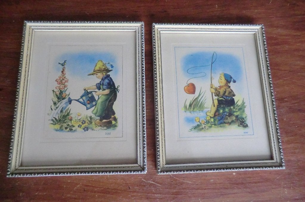 twee nette houten lijstjes met afbeeldingen van een jongetje, Ophalen, Gebruikt, 20 cm, Met glas