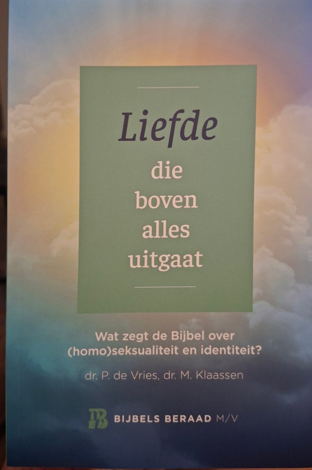 M. Klaassen - Liefde die boven alles uitgaat, Ophalen of Verzenden, Zo goed als nieuw, M. Klaassen; P. de Vries