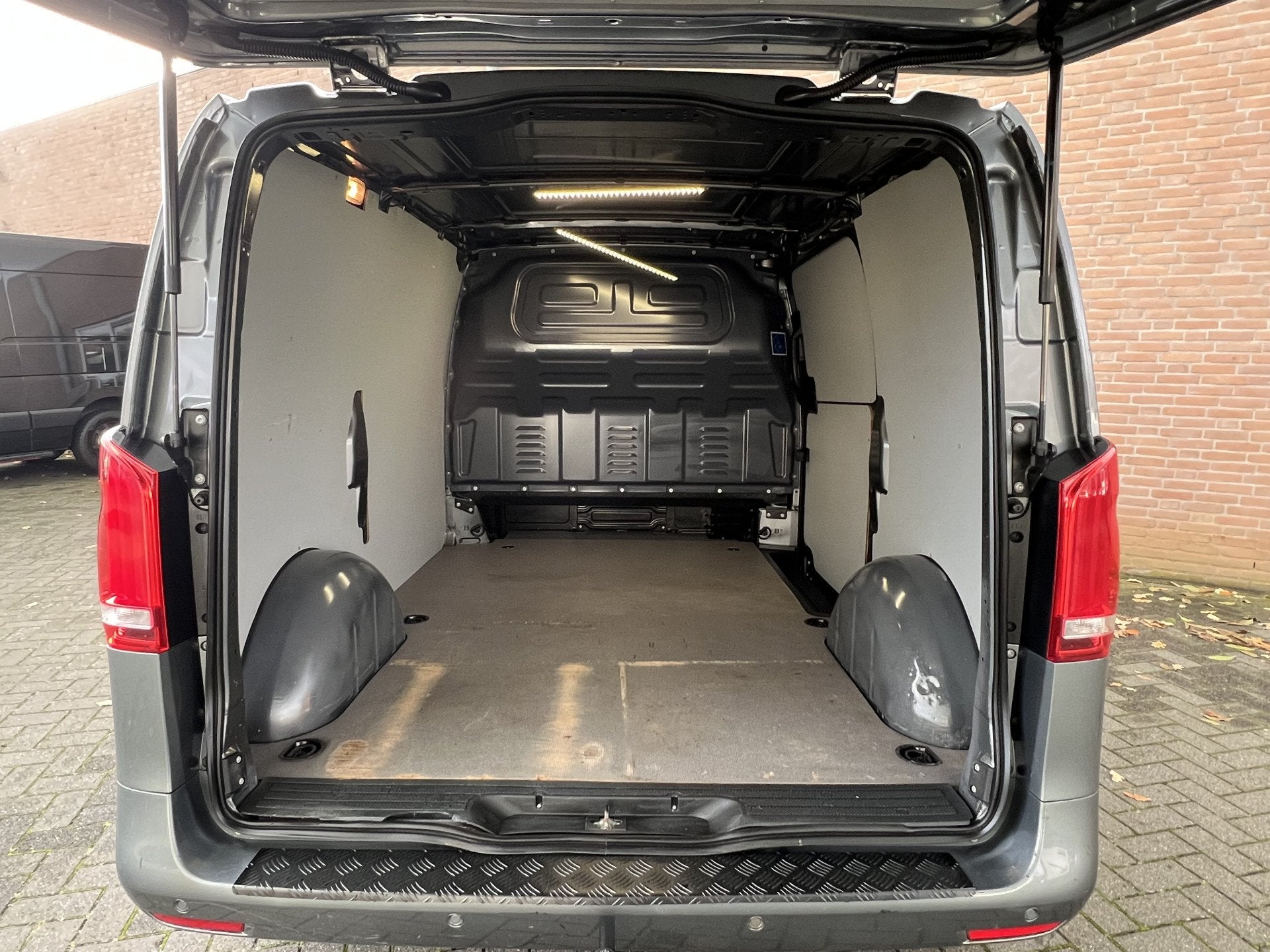 Mercedes-Benz Vito 119CDI 190PK 9G-Tronic / Carplay / Distro, Achterwielaandrijving, Gebruikt, Met garantie (alle), 2500 kg