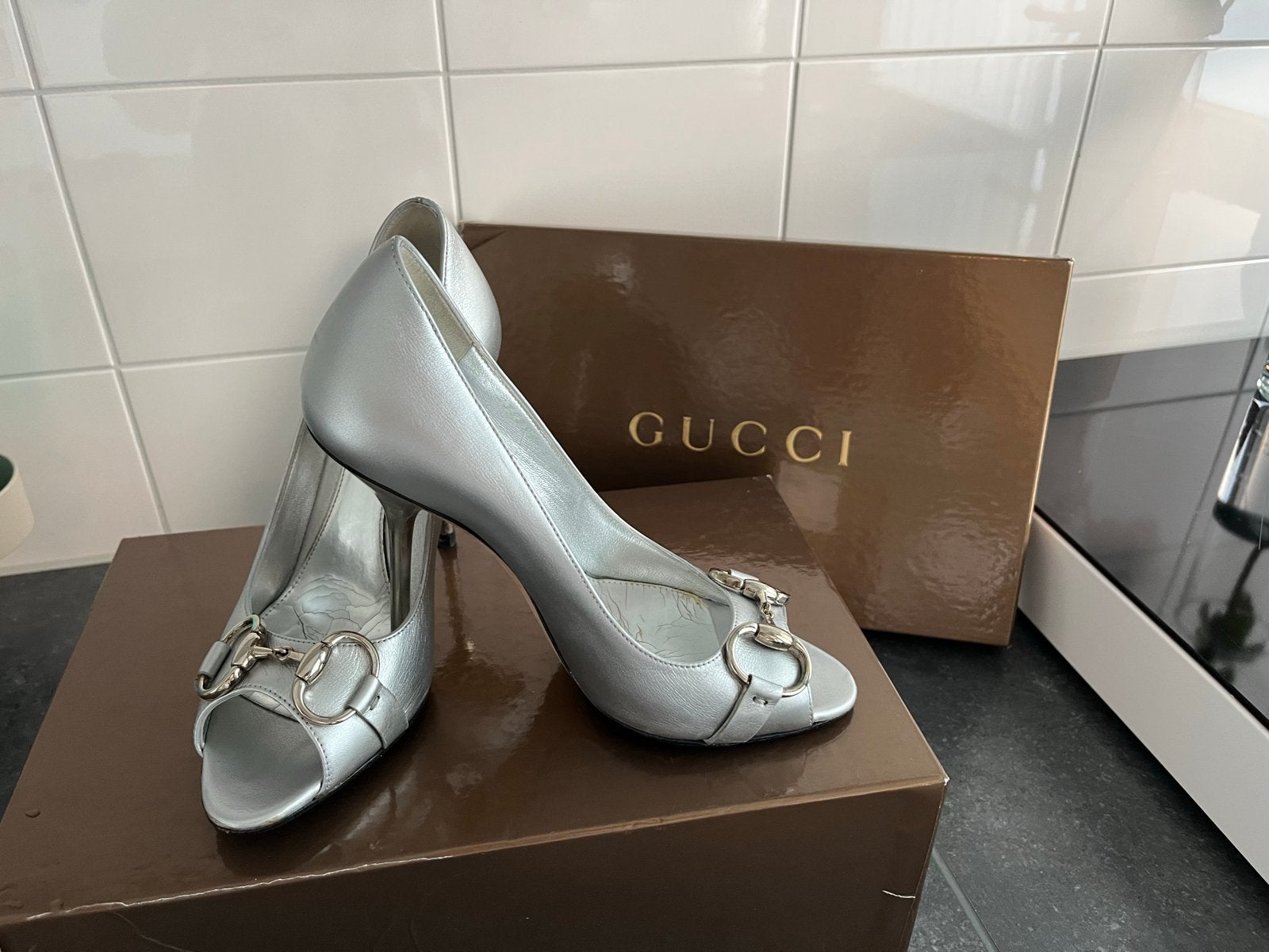 Gucci zilveren peep-toe pumps met hak, maat 36C, Kleding | Dames, Schoenen, Ophalen, Gedragen, Overige kleuren, Pumps