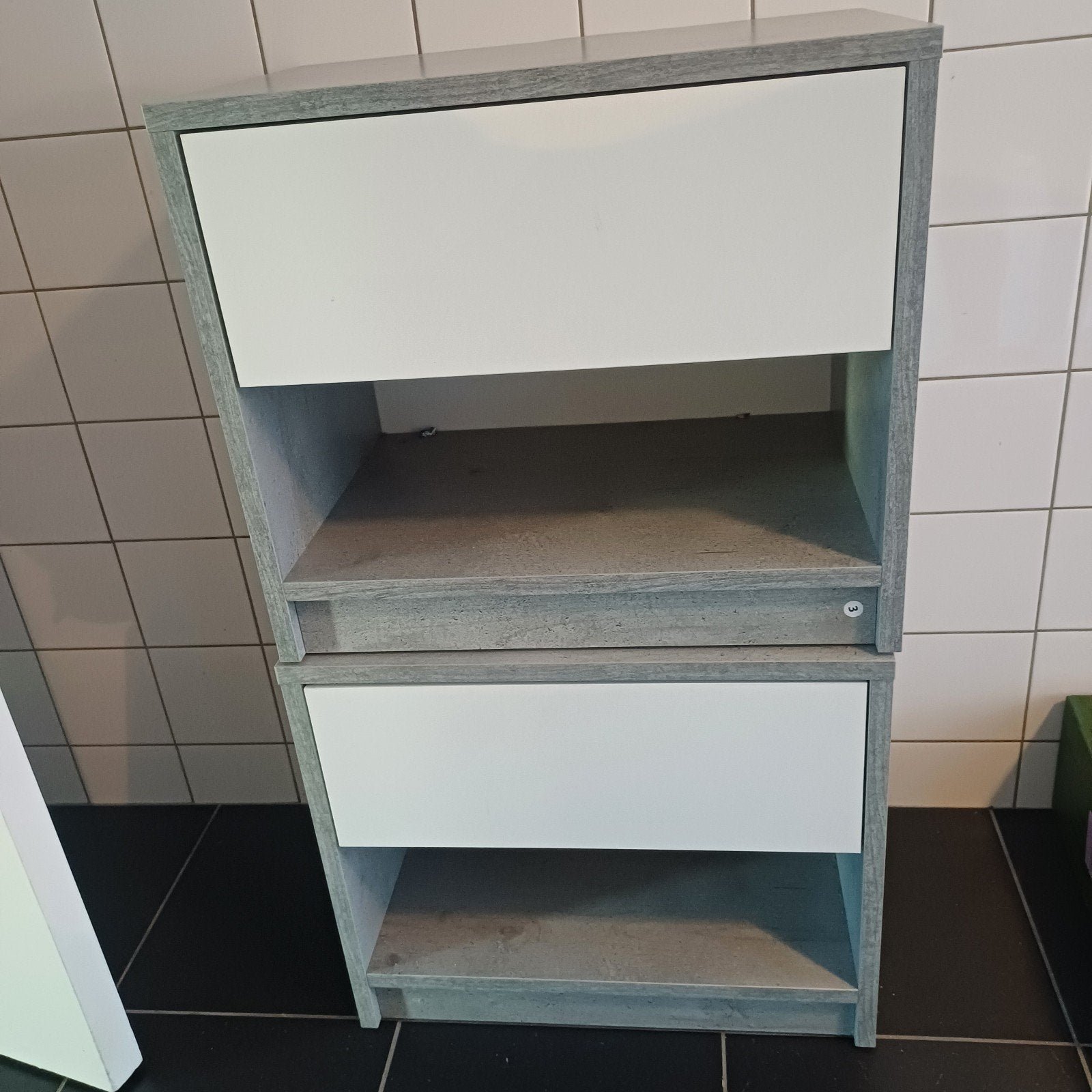 2 nachtkastjes met lades grijs/wit, Huis en Inrichting, Slaapkamer | Nachtkastjes, Ophalen, Minder dan 45 cm, 55 tot 70 cm, Zo goed als nieuw