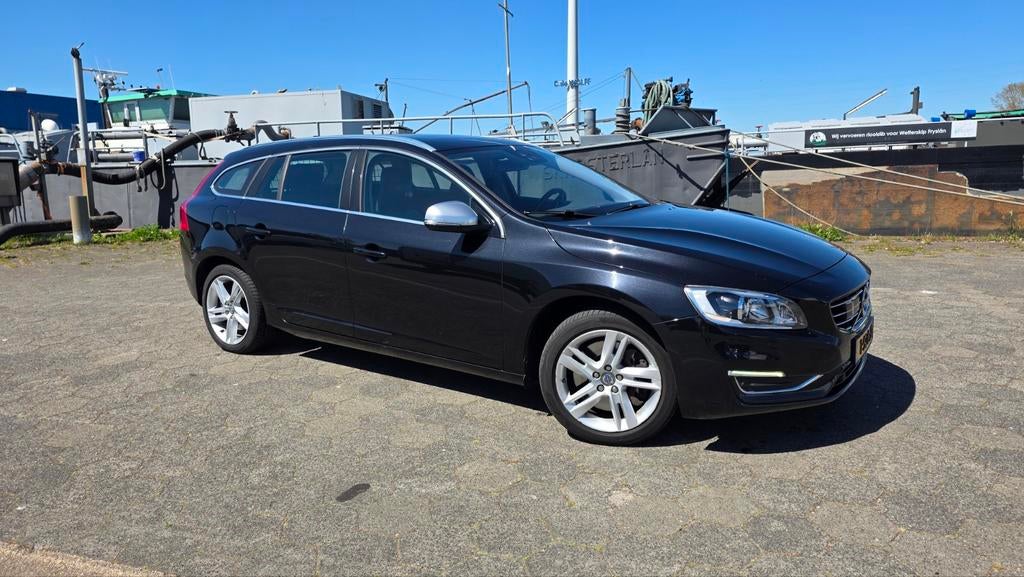 Volvo V60 D6 Summum+ 2013 285pk PIH, Nieuwe APK., Auto's, Volvo, Automaat, 1800 kg, Zwart, Particulier