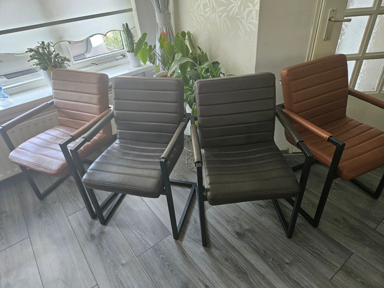 4 stoelen 2 zwart 2 broen, Tuin en Terras, Tuinstoelen, Ophalen, Kunststof