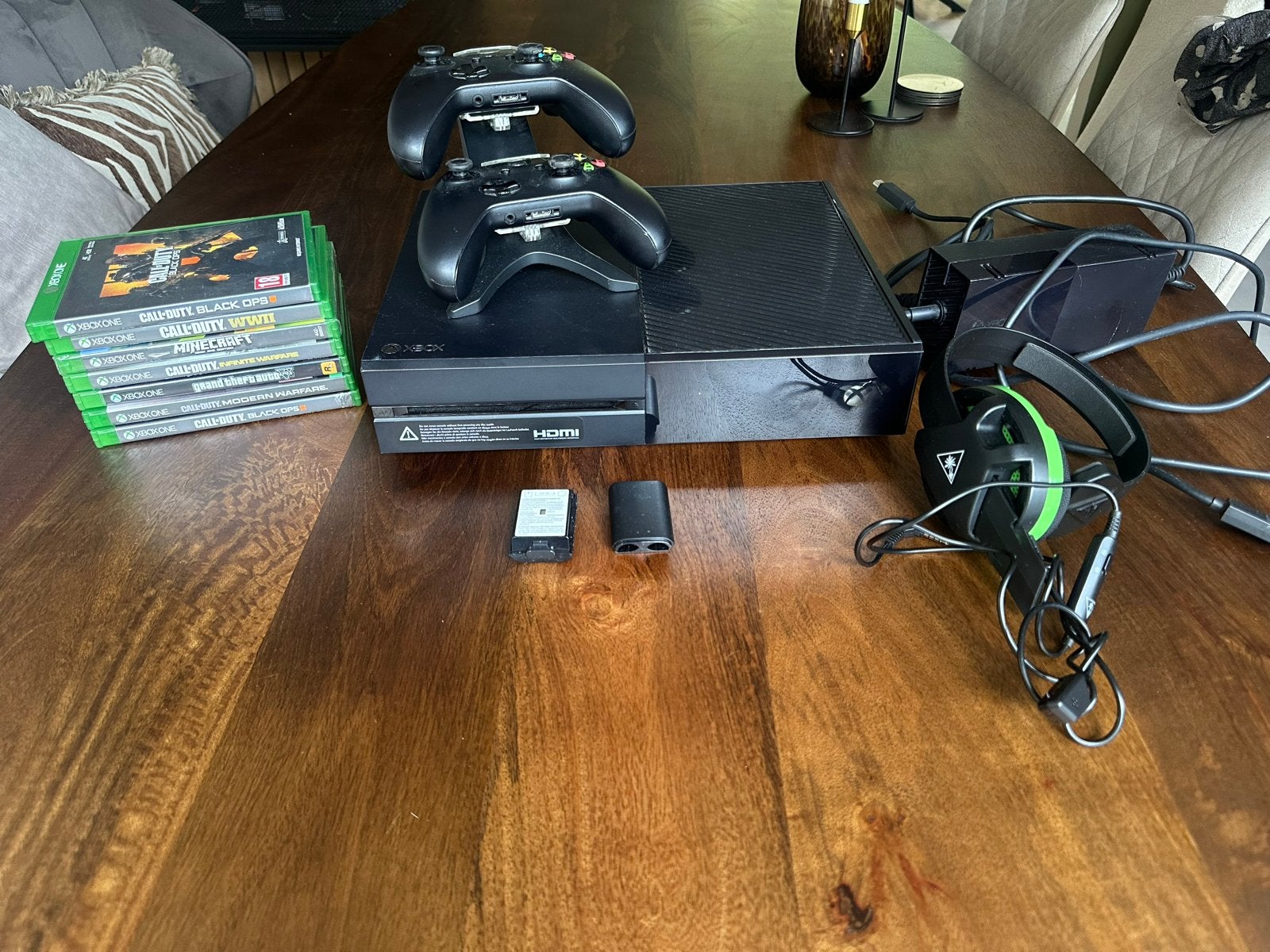 Xbox One 500GB met 2 controllers, headset en 7 games, Gebruikt, Vanaf 18 jaar, Shooter, Eén computer