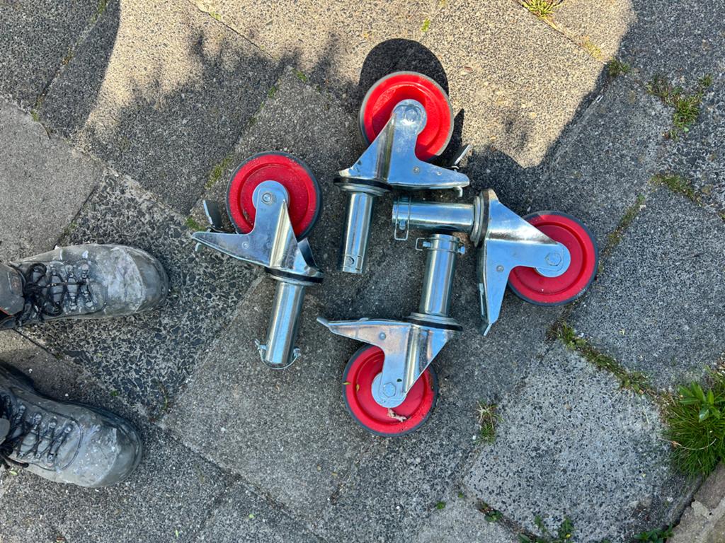 Set van 4 zwenkwielen met rem, rood, Doe-het-zelf en Verbouw, Zwenkwielen, Ophalen of Verzenden, Gebruikt