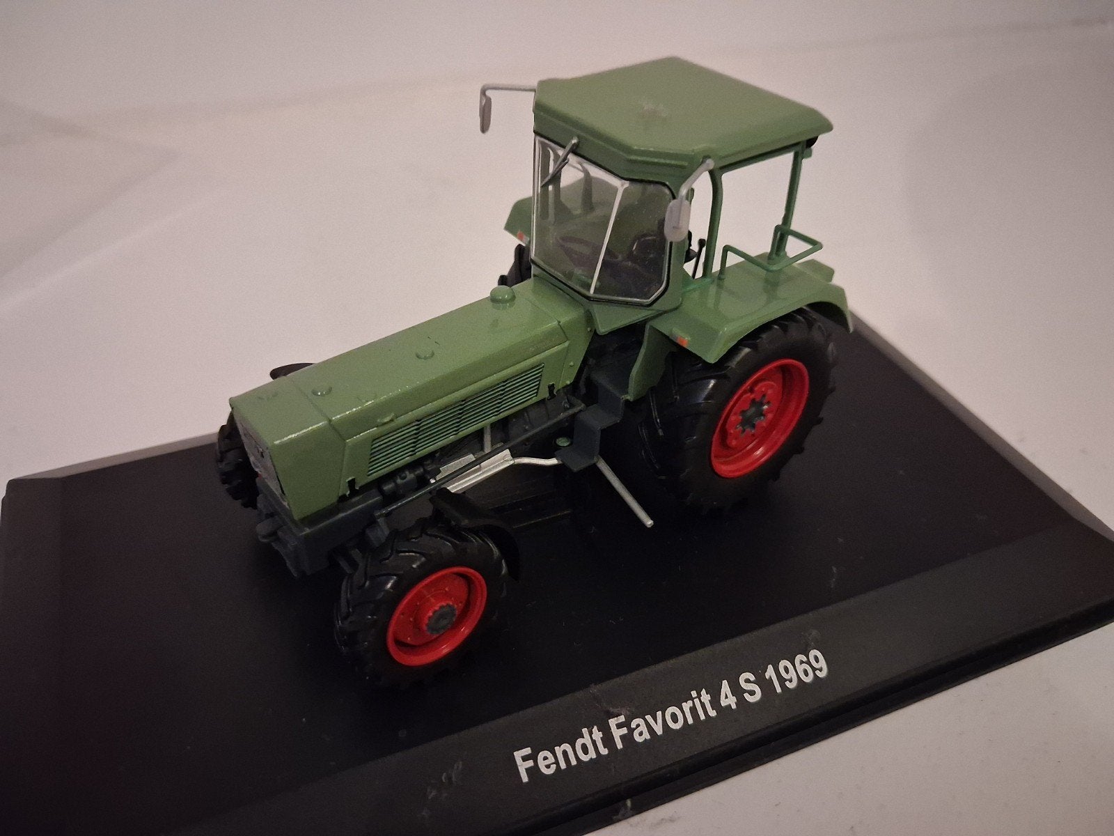 Fendt Favorit 4s schaal 1:43, Ophalen of Verzenden, Zo goed als nieuw, Tractor of Landbouw, Overige merken