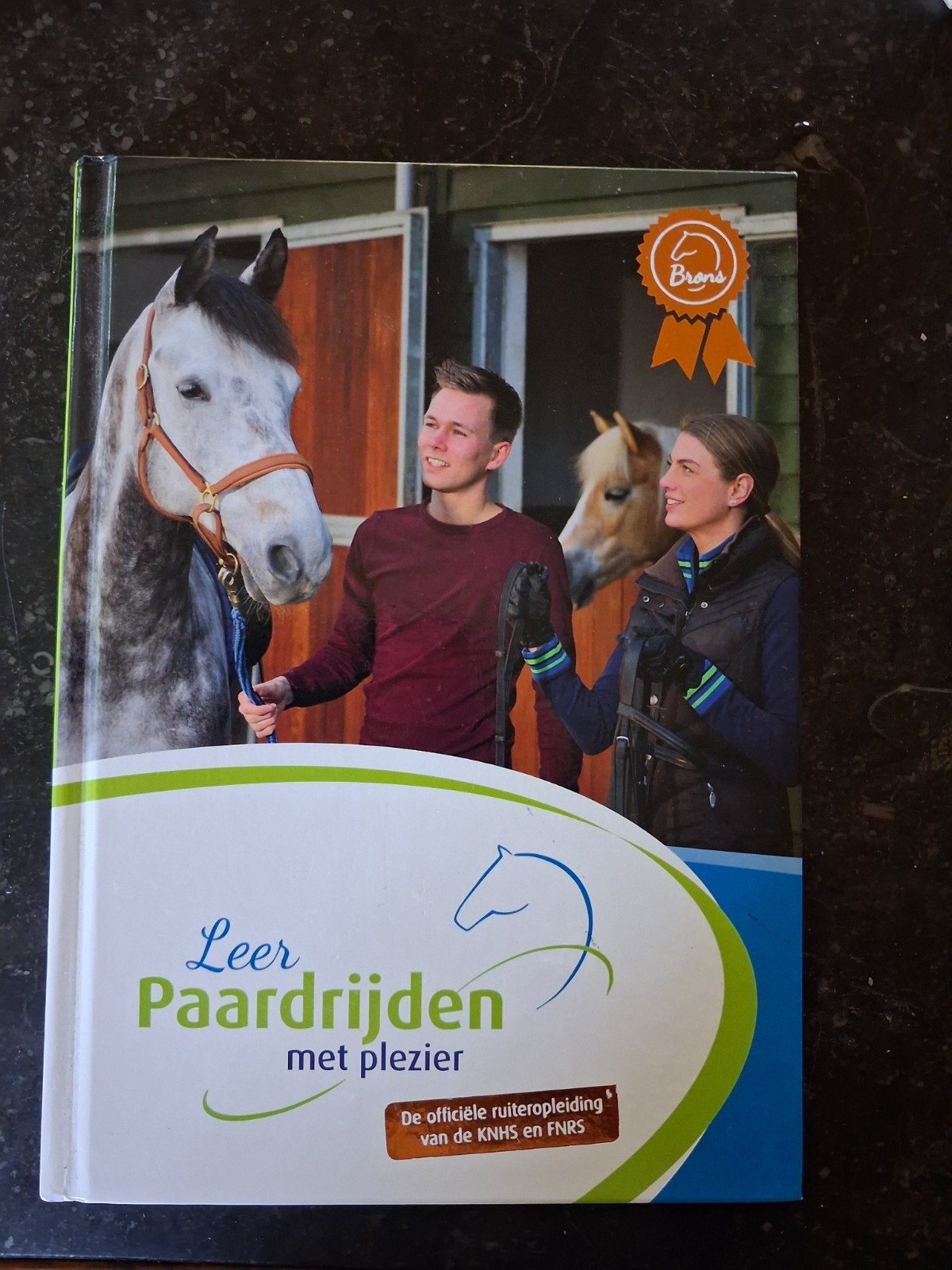Leer Paardrijden met plezier - KNHS en FNRS, Ophalen of Verzenden, Zo goed als nieuw, KNHS en FNRS, Overige sporten