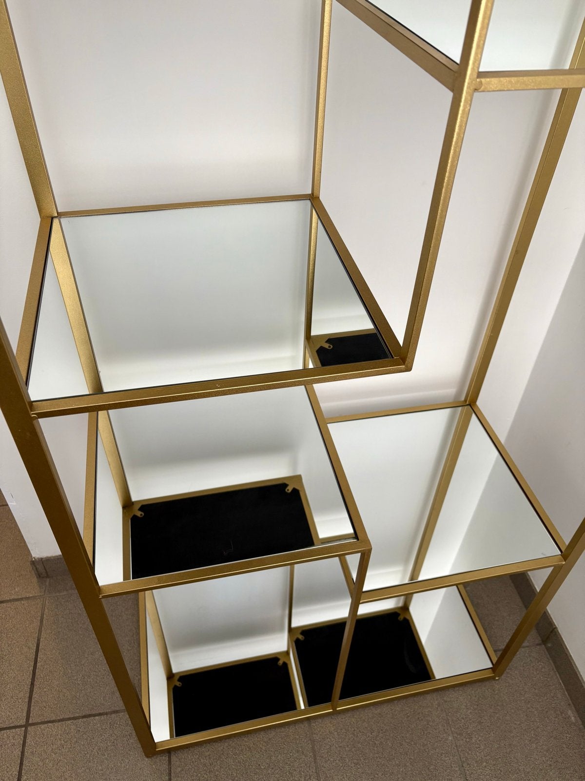 Gouden wandkast met spiegel planken - Zo goed als nieuw, Huis en Inrichting, Kasten | Boekenkasten, Ophalen, Met plank(en), 50 tot 100 cm