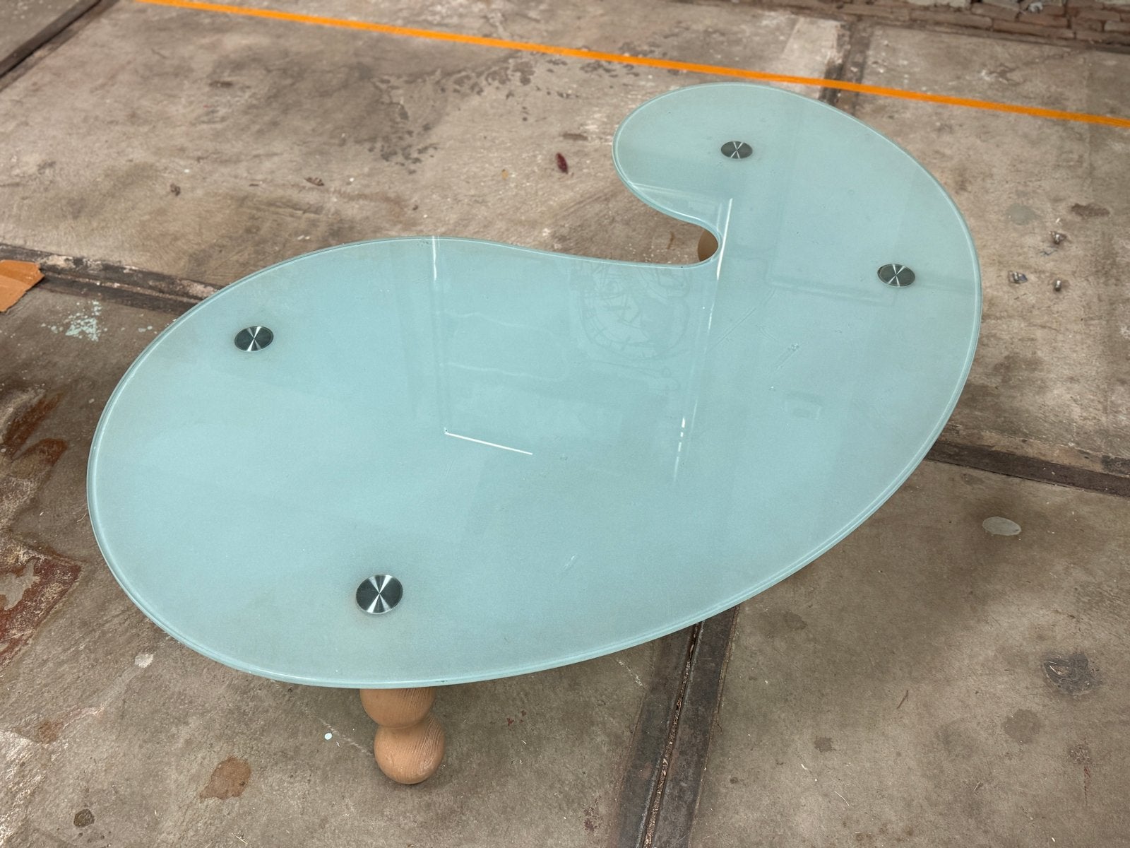 Unieke glazen salontafel met houten poten, Gebruikt, 100 tot 150 cm, Glas, Overige vormen