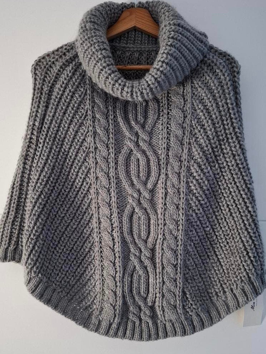 Nieuwe grijze gebreide poncho van Miss Etam, Miss Etam, Ophalen of Verzenden, Nieuw, Sjaal