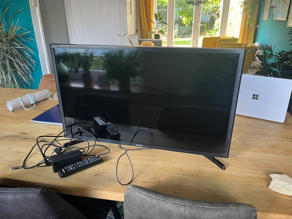 TV h: 46cm b: 74cm + chromecast