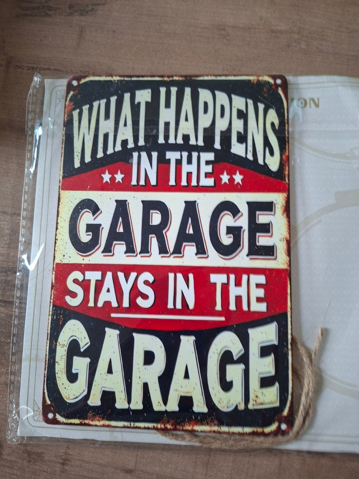 Houten bord "What Happens in the Garage" 13x20 cm, Ophalen of Verzenden