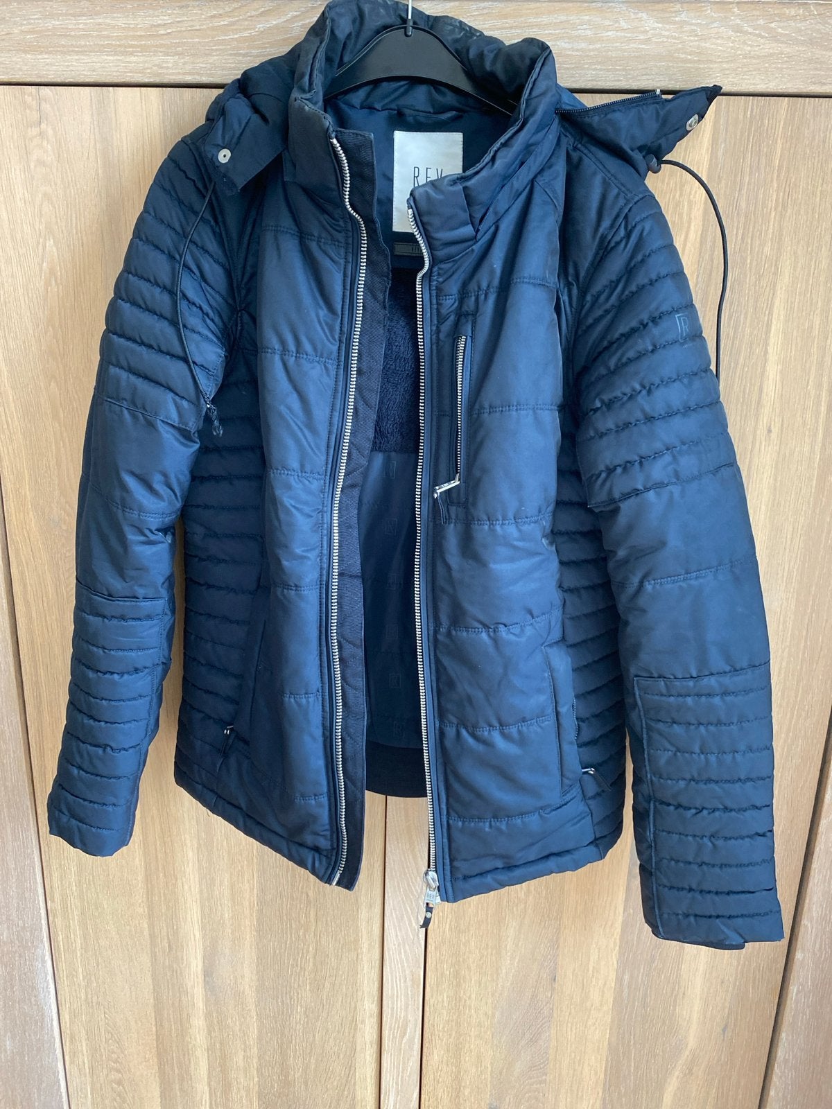 REV Revelation gewatteerde jas met capuchon - Maat XS, Kleding | Dames, Ophalen of Verzenden, Zo goed als nieuw, Maat 34 (XS) of kleiner
