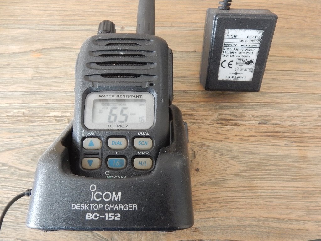 Icom IC-M87 marifoon met lader en basishouder, Ophalen of Verzenden, Gebruikt, Communicatie