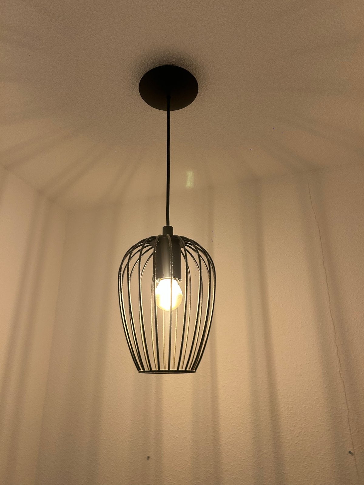 Moderne Zwarte Hanglamp met Open Draadontwerp, Huis en Inrichting, Ophalen of Verzenden, Zo goed als nieuw, Metaal, E27 (groot)