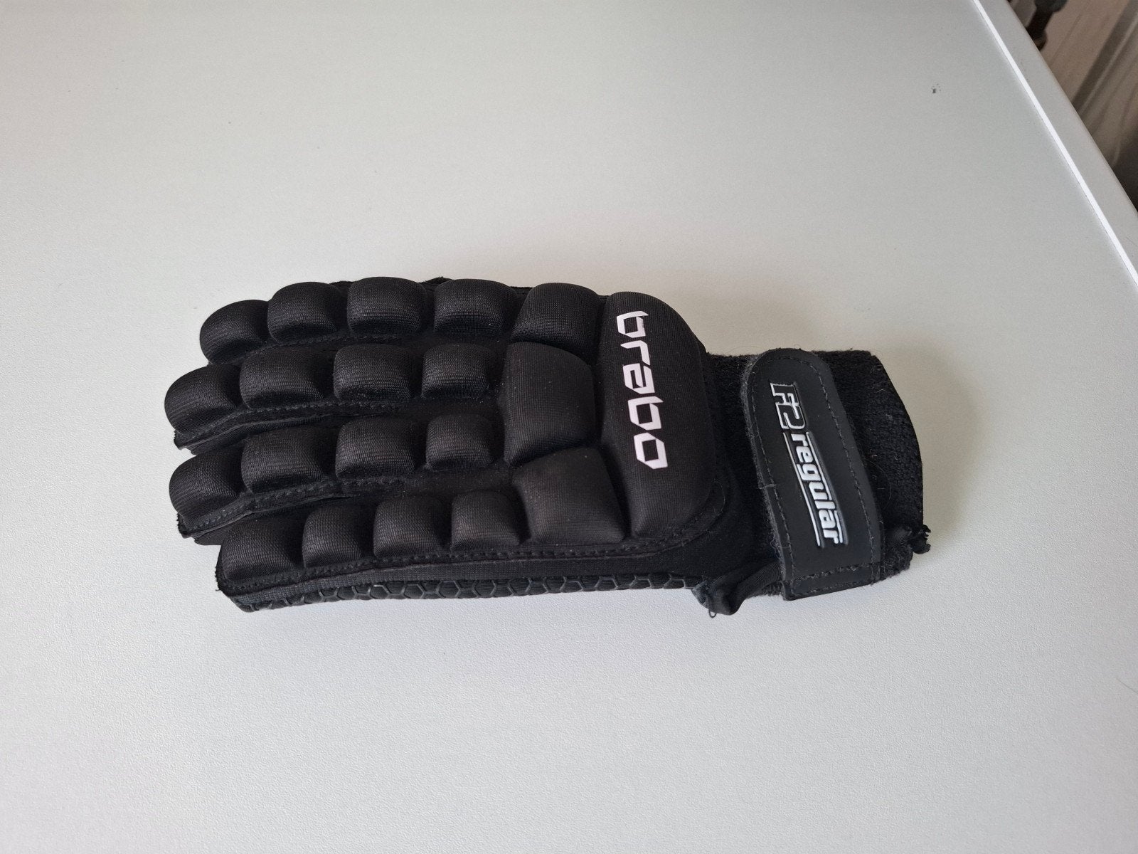Brabo zwart wit hockeyhandschoen links S hockey glove, Sport en Fitness, Ophalen of Verzenden, Gebruikt, Kleding