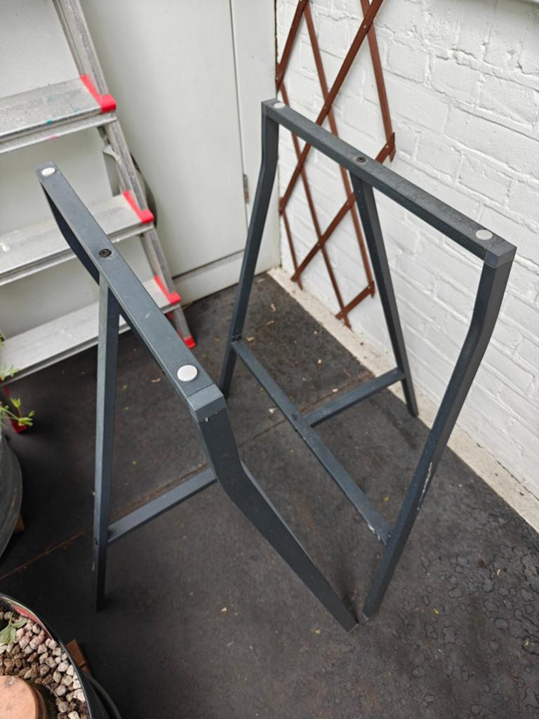 Twee grijze IKEA Lerberg schragen, Huis en Inrichting, Tafels | Bijzettafels, Ophalen, Gebruikt, Metaal of Aluminium, 55 tot 75 cm