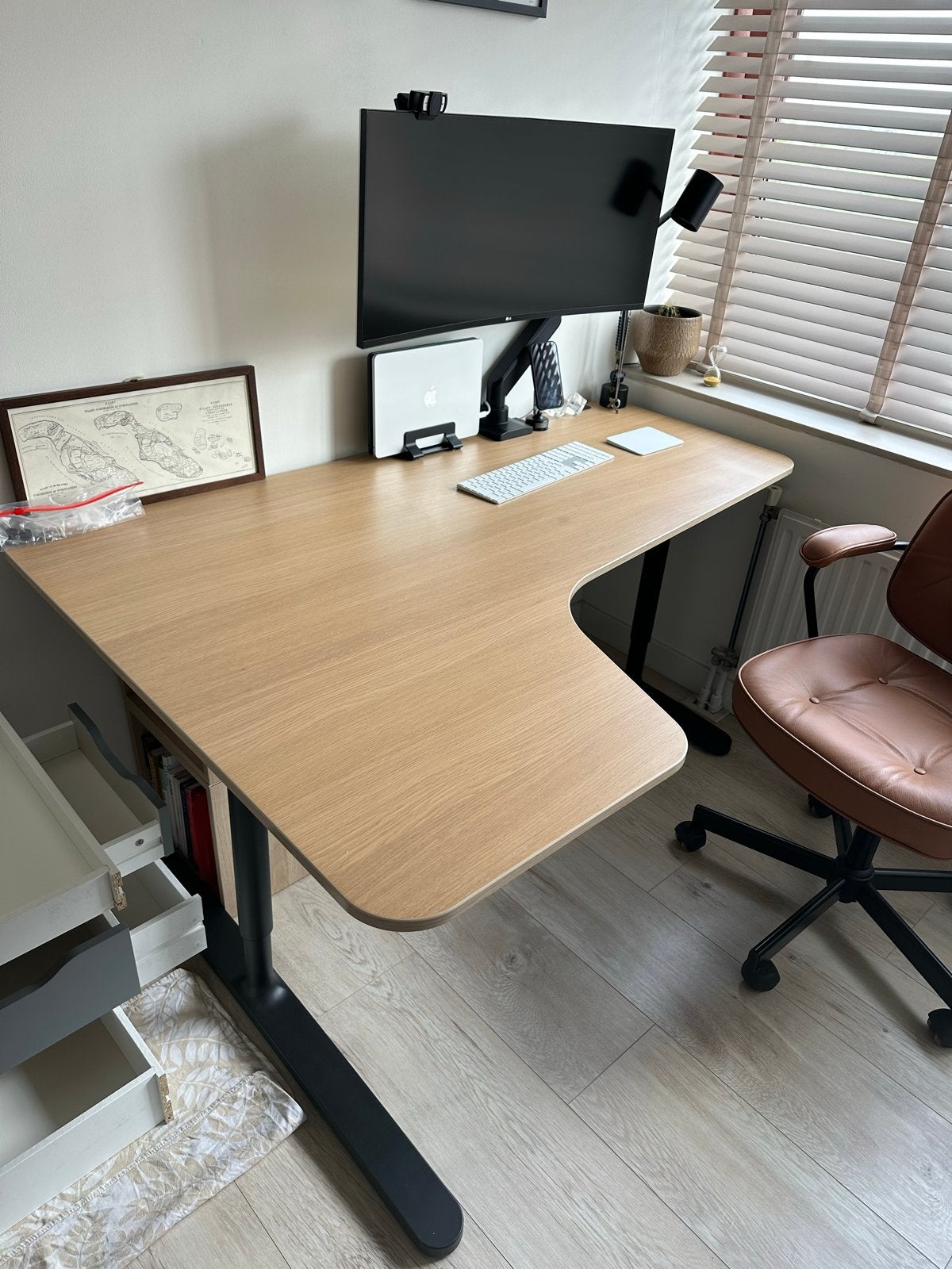 IKEA Bekant hoekbureau 160x110 cm met snoerennet, Ophalen, Kabelgoot, Hoekbureau, Zo goed als nieuw