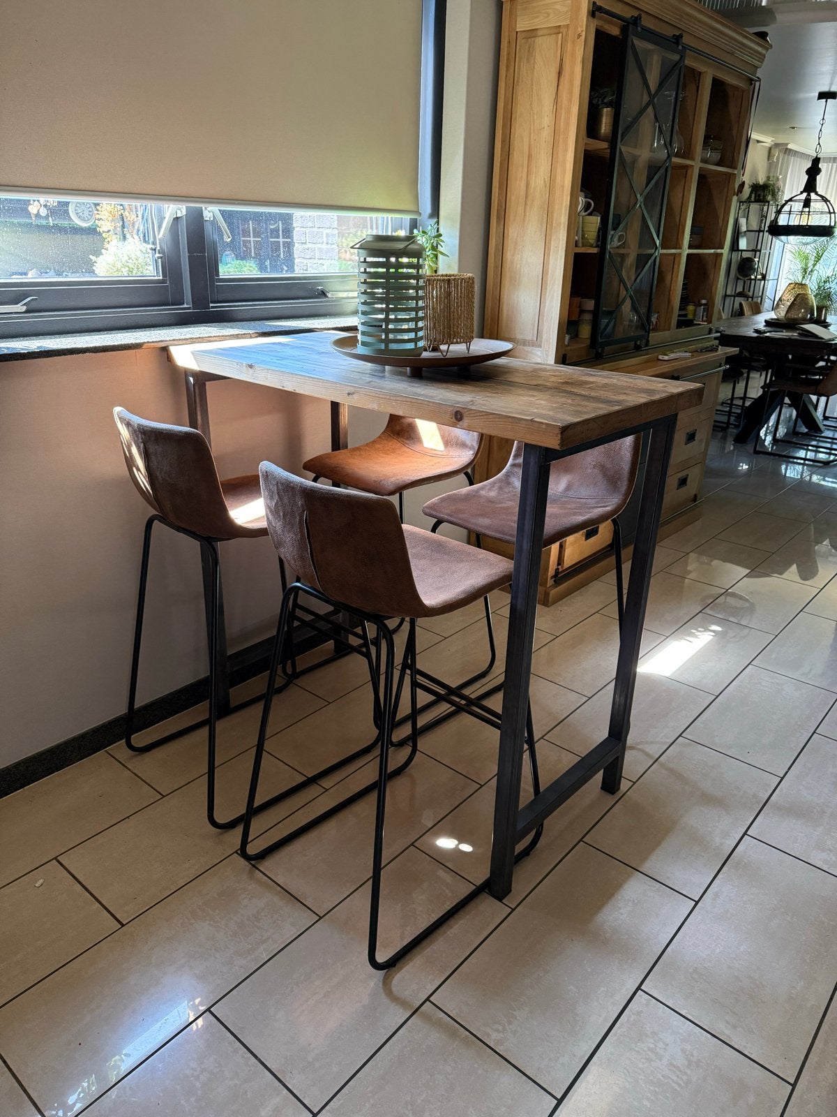 Hoge bartafel met 4 barkrukken - industrieel design, Huis en Inrichting, Ophalen, Gebruikt, 90 cm of meer, 4 krukken