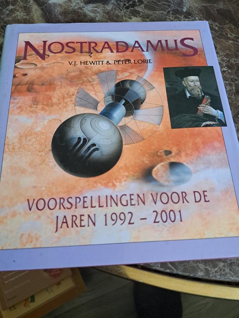 Nostradamus Voorspellingen voor de jaren 1992-2001, Ophalen of Verzenden, Zo goed als nieuw