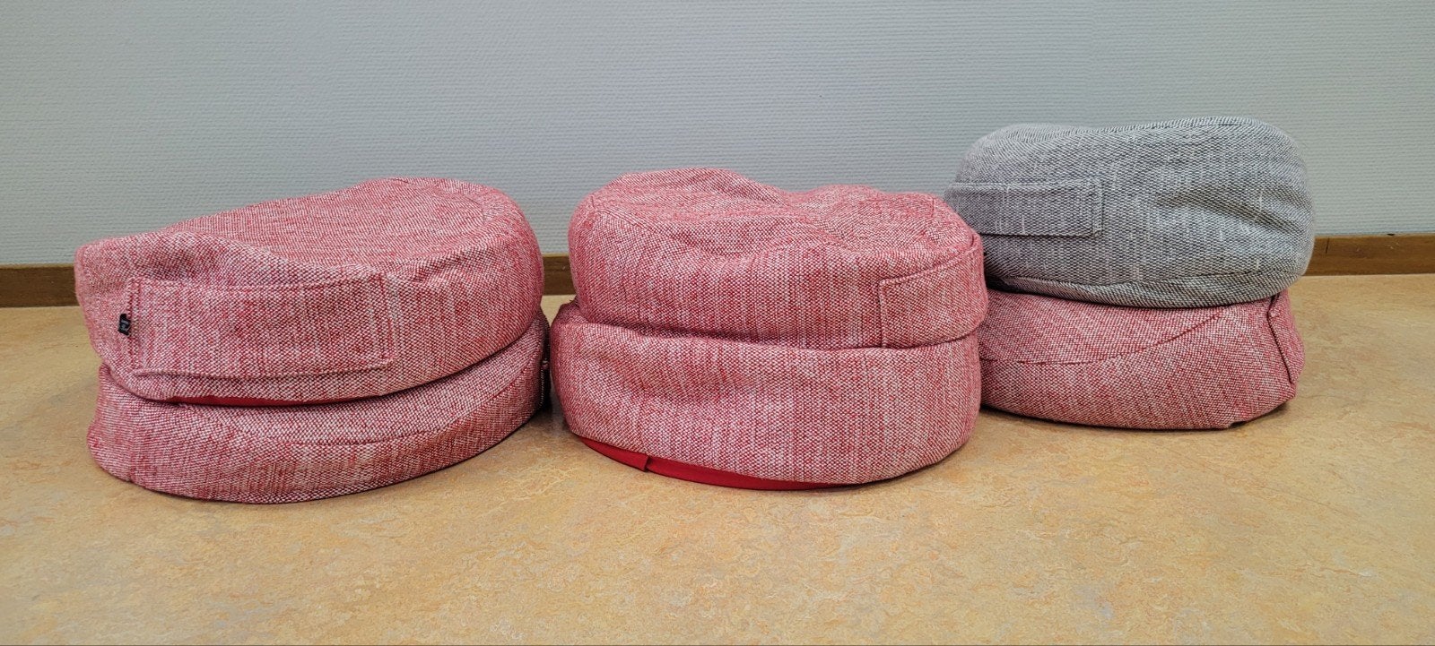 Meditatiekussens - Rood en Grijs, Gebruikt, Modern en comfortabel, 50 tot 75 cm, Ophalen of Verzenden