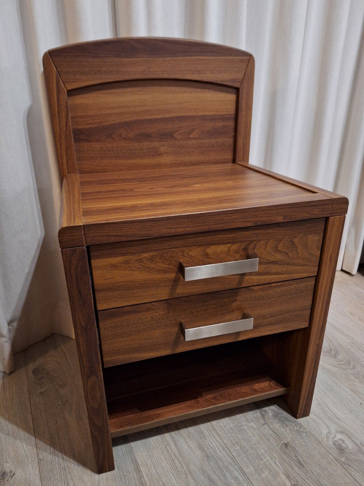 Nachtkastje walnoot 2 lades en open opbergvak, Ophalen, Nieuw, 45 tot 65 cm, 70 cm of meer