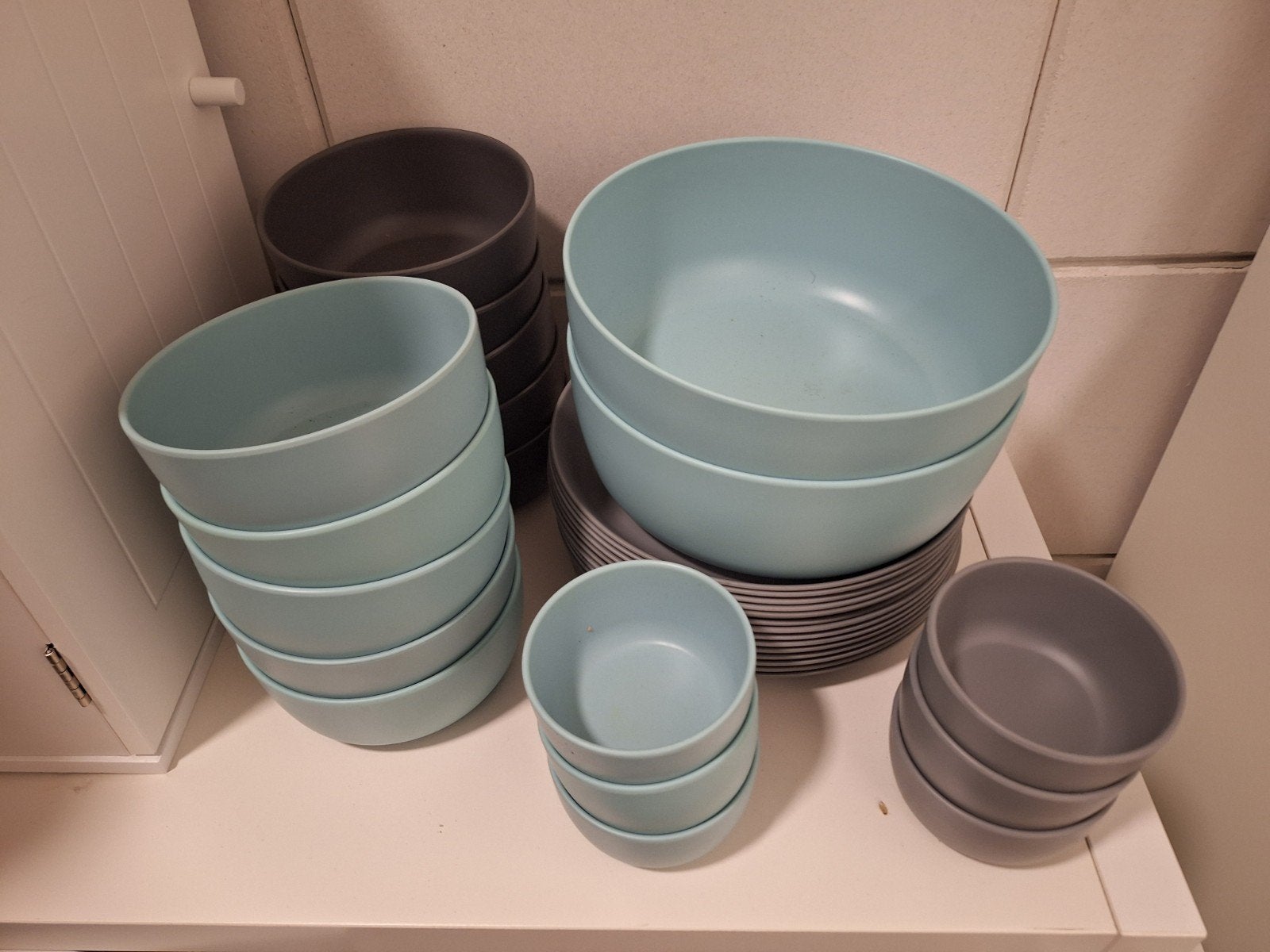 Buitenservies set: borden en kommen in grijs en blauw, Huis en Inrichting, Keuken | Servies, Kunststof, Ophalen of Verzenden, Zo goed als nieuw
