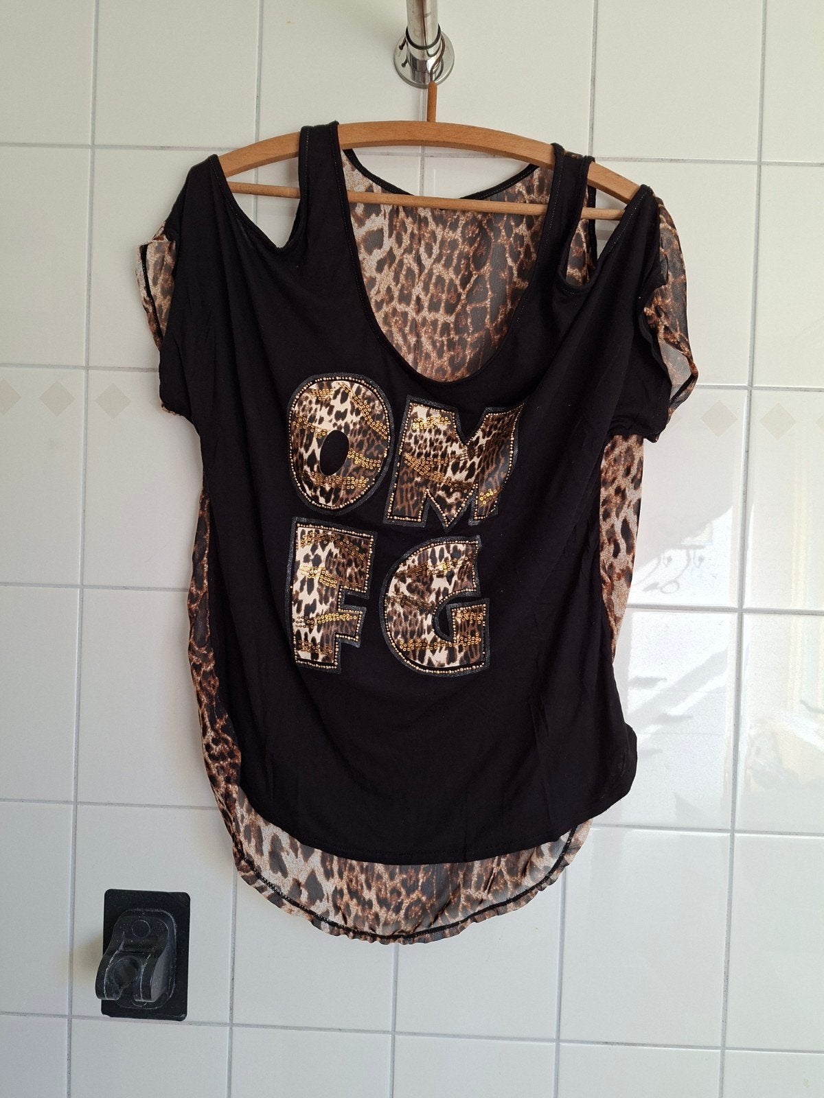 Zwart T-shirt met luipaardprint en 'OM FG' opdruk, Kleding | Dames, Ophalen of Verzenden, Zwart, Korte mouw