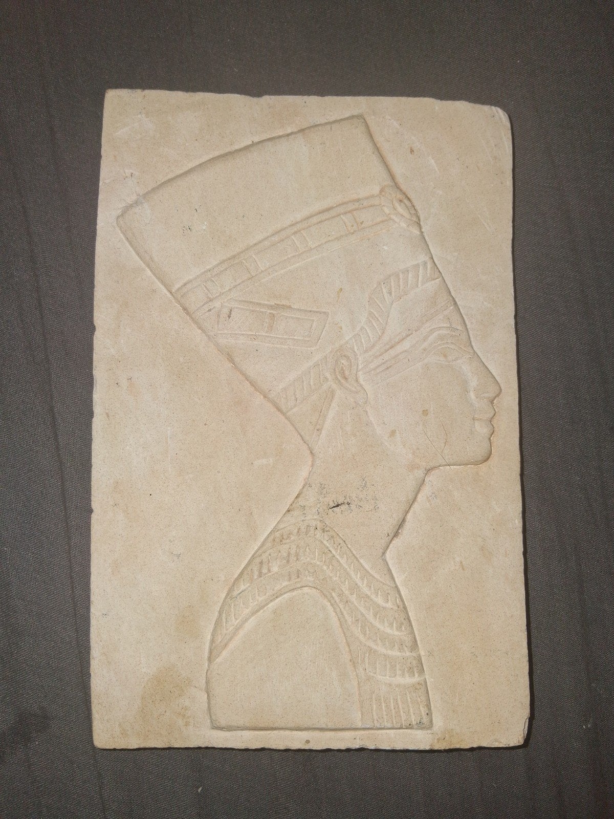 Egyptisch reliëf van Nefertiti in steen, Ophalen of Verzenden, Handgemaakt, Wanddecoratie, 20 - 50 cm