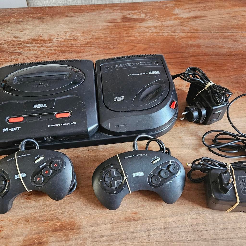 Sega Mega CD console met 2 controllers en kabels, Spelcomputers en Games, Spelcomputers | Sega, Ophalen, Gebruikt, Met 2 controllers