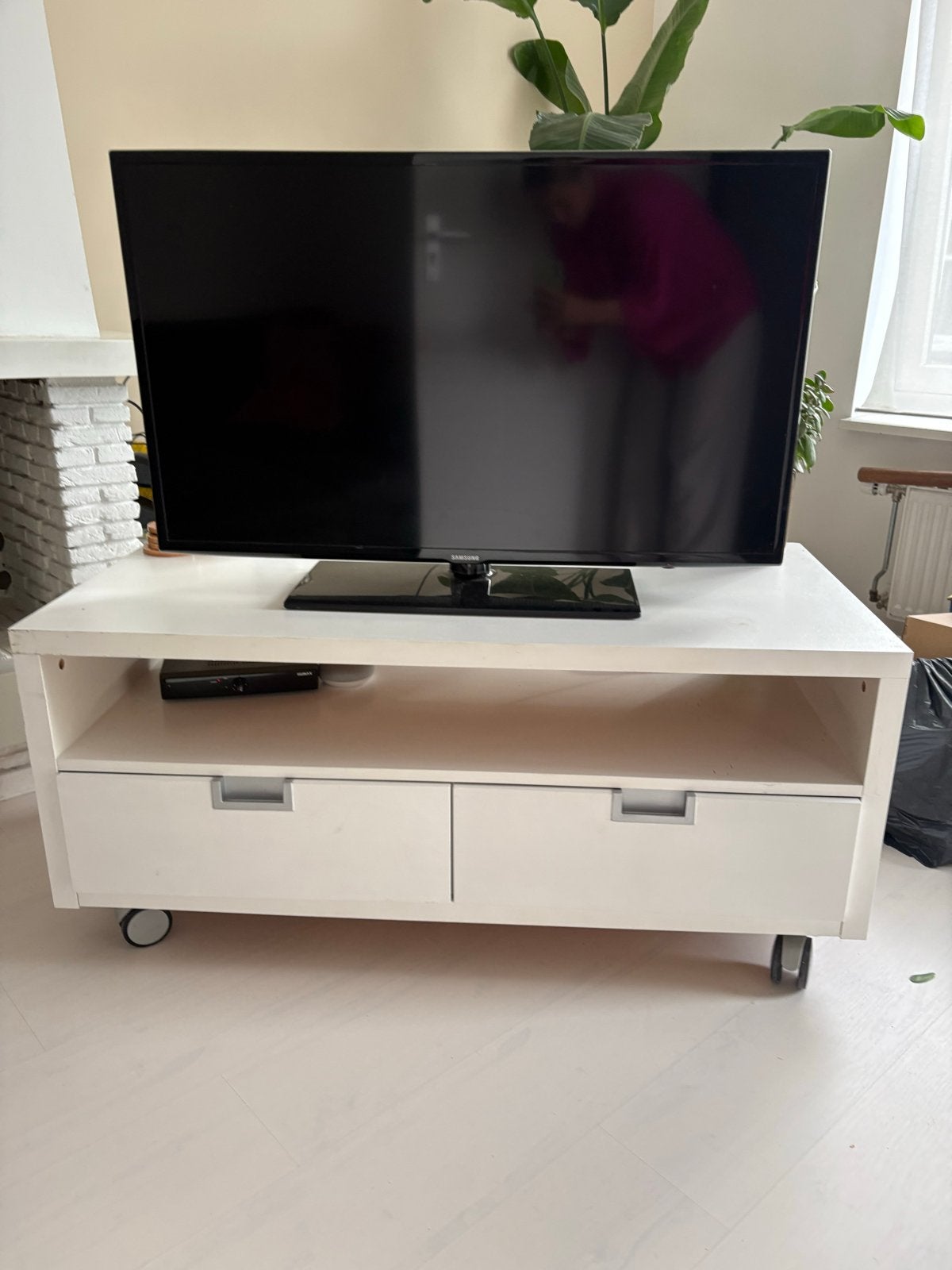 Wit tv-meubel op wielen met lades, Ophalen, Overige materialen, Gebruikt, 100 tot 150 cm