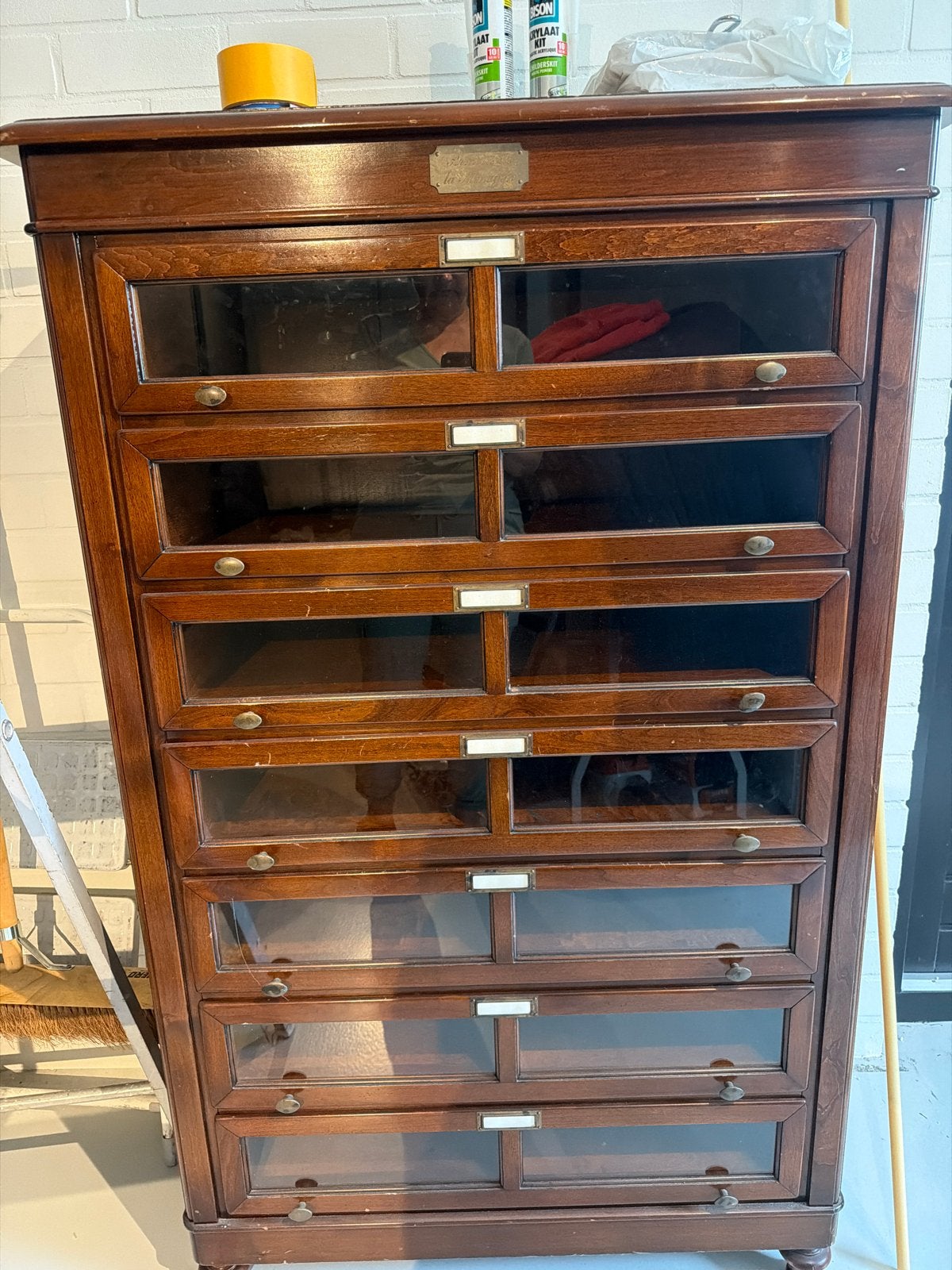 Antieke apothekerskast met glazen laden, Ophalen
