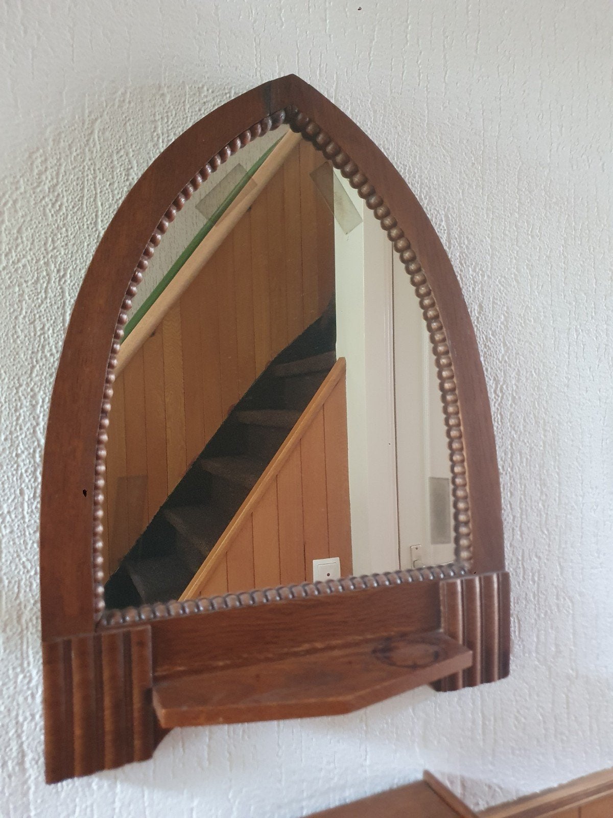 Antieke houten spiegel met gotische boog en plankje, Ophalen