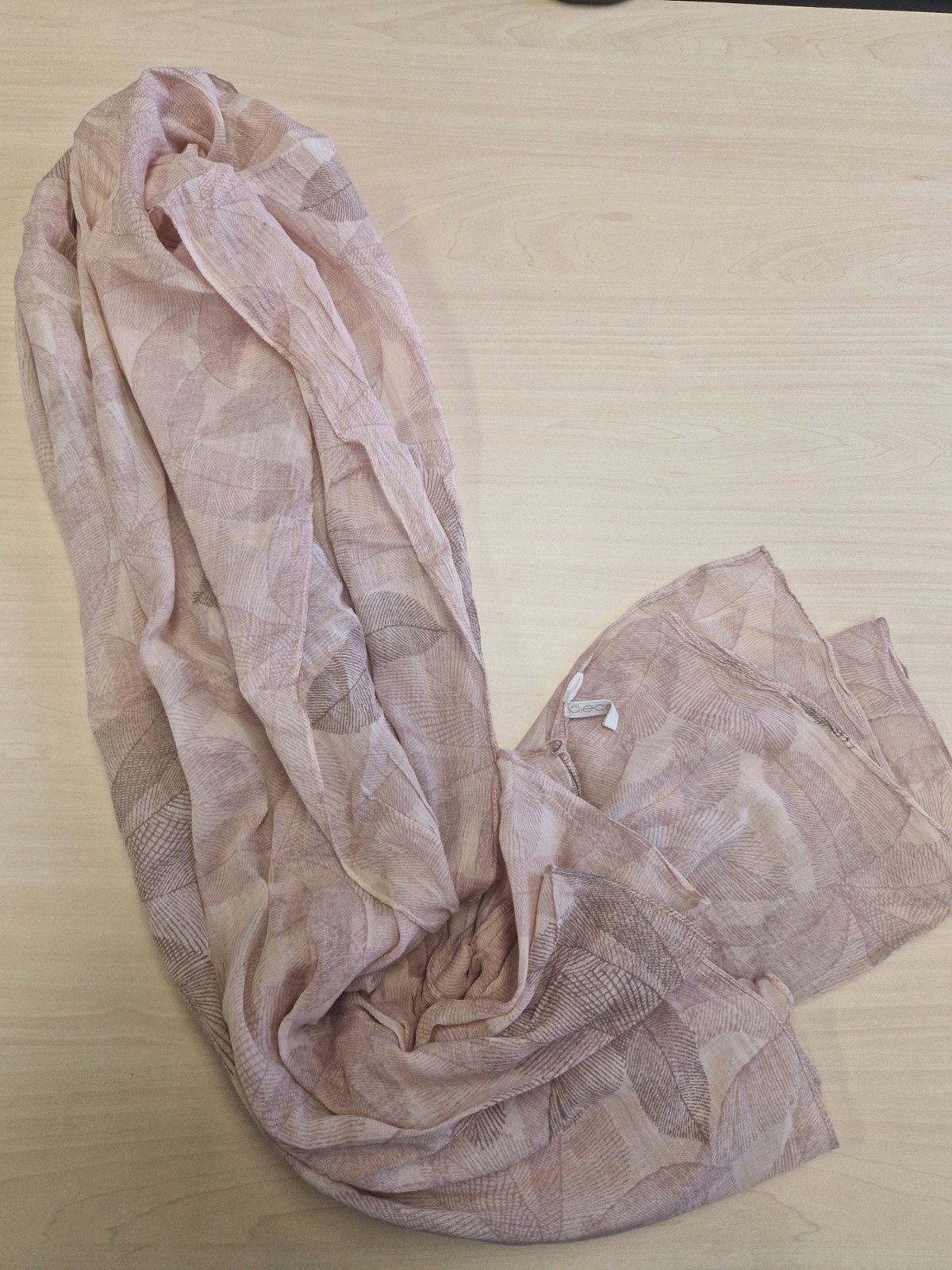 Prachtige oudroze sjaal met bladprint van Pieces, Pieces, Ophalen of Verzenden, Zo goed als nieuw, Sjaal