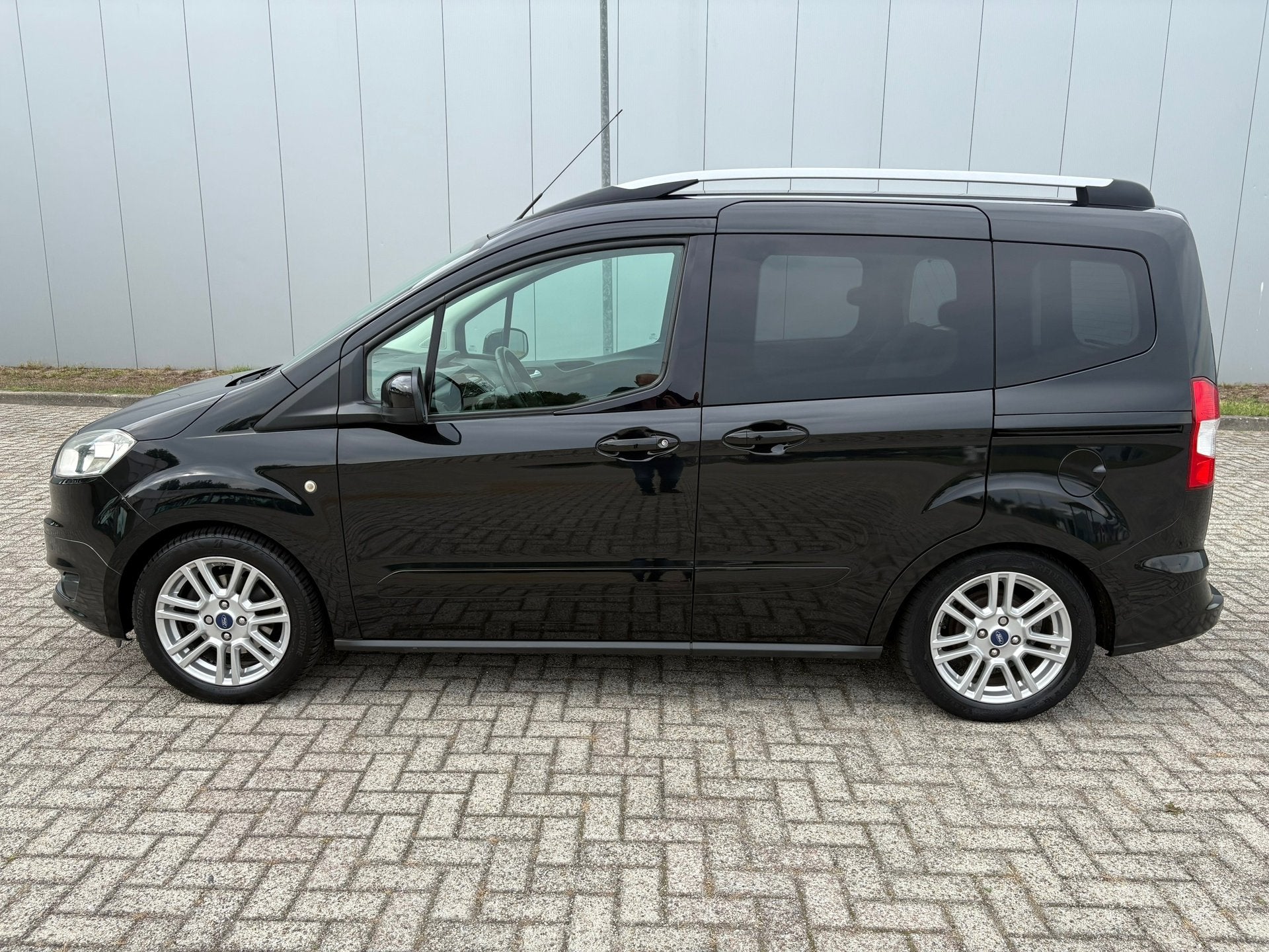 Ford Tourneo Courier 1.0 Titanium , Climaat control, Achteru, Auto's, Ford, Voorwielaandrijving, Euro 5, Gebruikt, Zwart