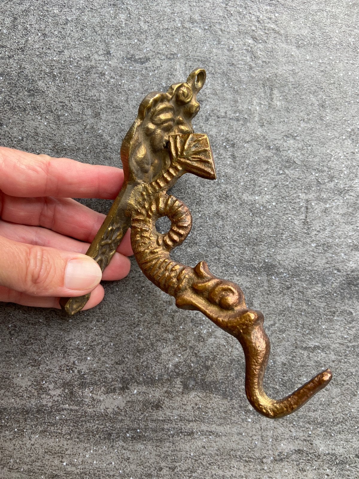 Messing haak haakje van kapstok of lamp bewerkt, Antiek en Kunst, Ophalen of Verzenden