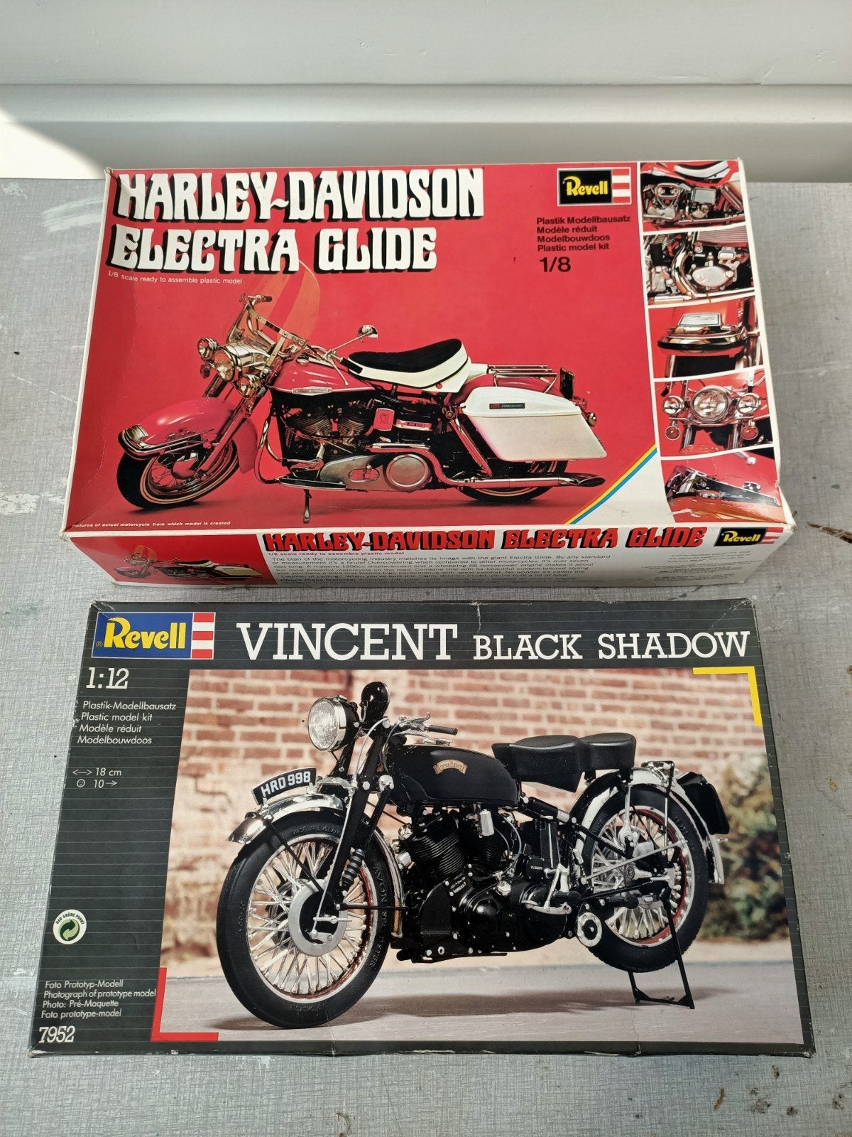 Twee oude dozen modelbouw motors met restanten., Gebruikt, 1:50 of kleiner, Revell, Overige typen
