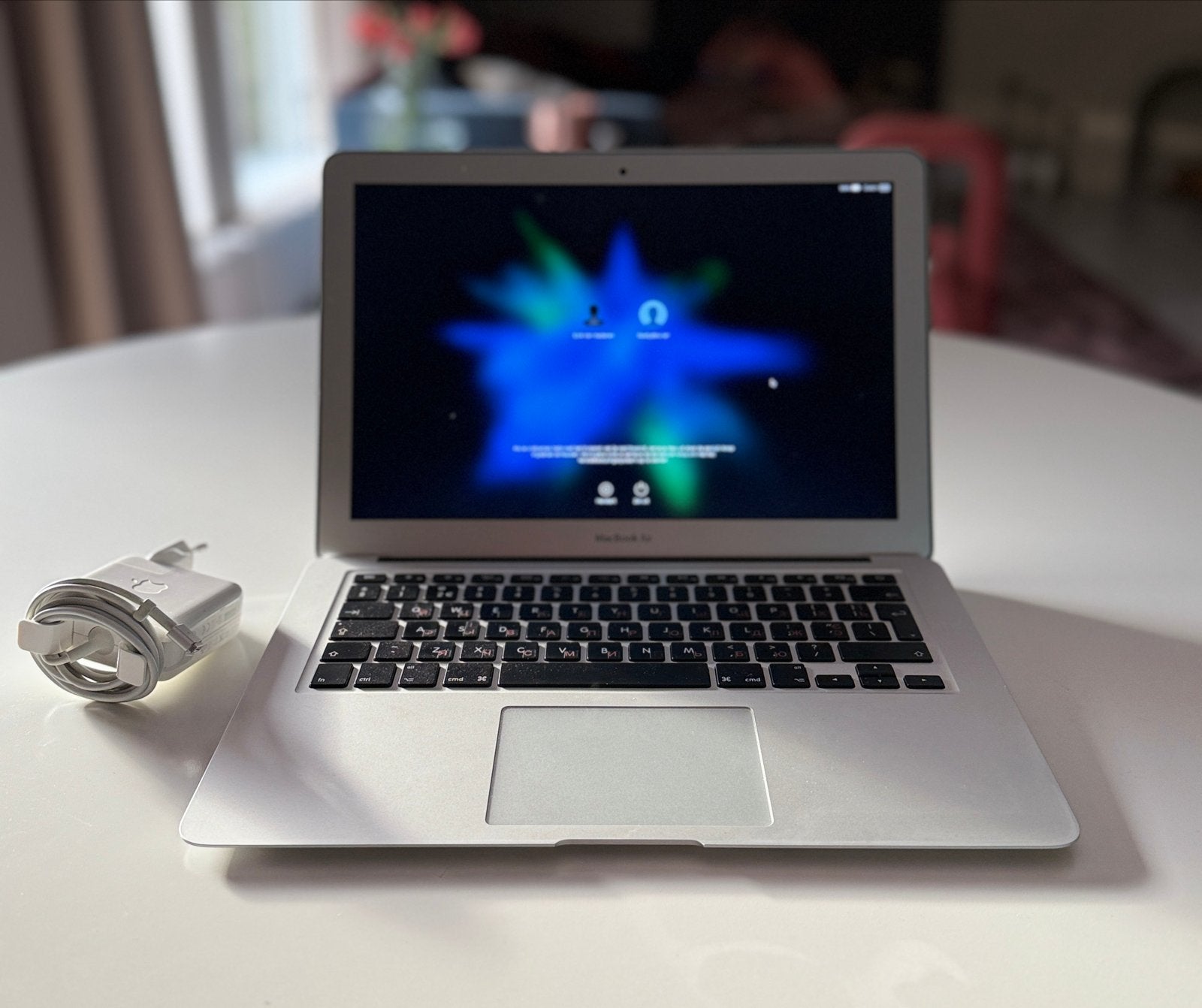 Foto 3 van MacBook Air 13 inch met originele oplader en doos