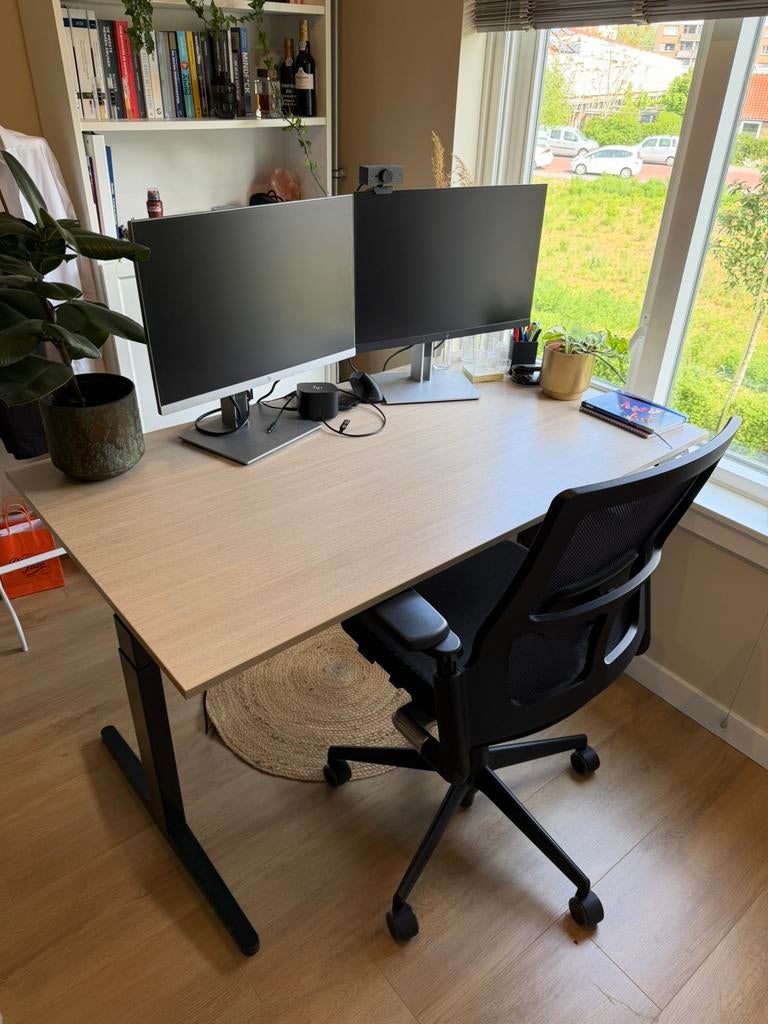 Complete thuiswerkplek Ahrend + HP setup | bureau, stoel, Huis en Inrichting, Bureaus, Ophalen, Zit-sta bureau, Elektrisch, Zo goed als nieuw