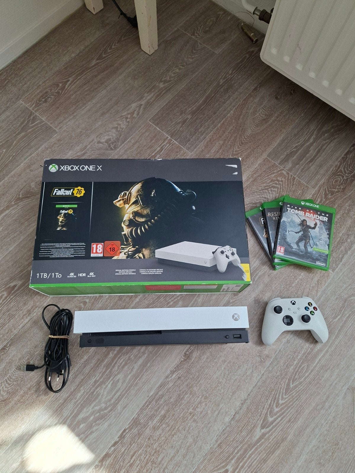 Xbox One X zo goed als nieuw met games en controller, Ophalen, Met games, Zo goed als nieuw, Met 1 controller