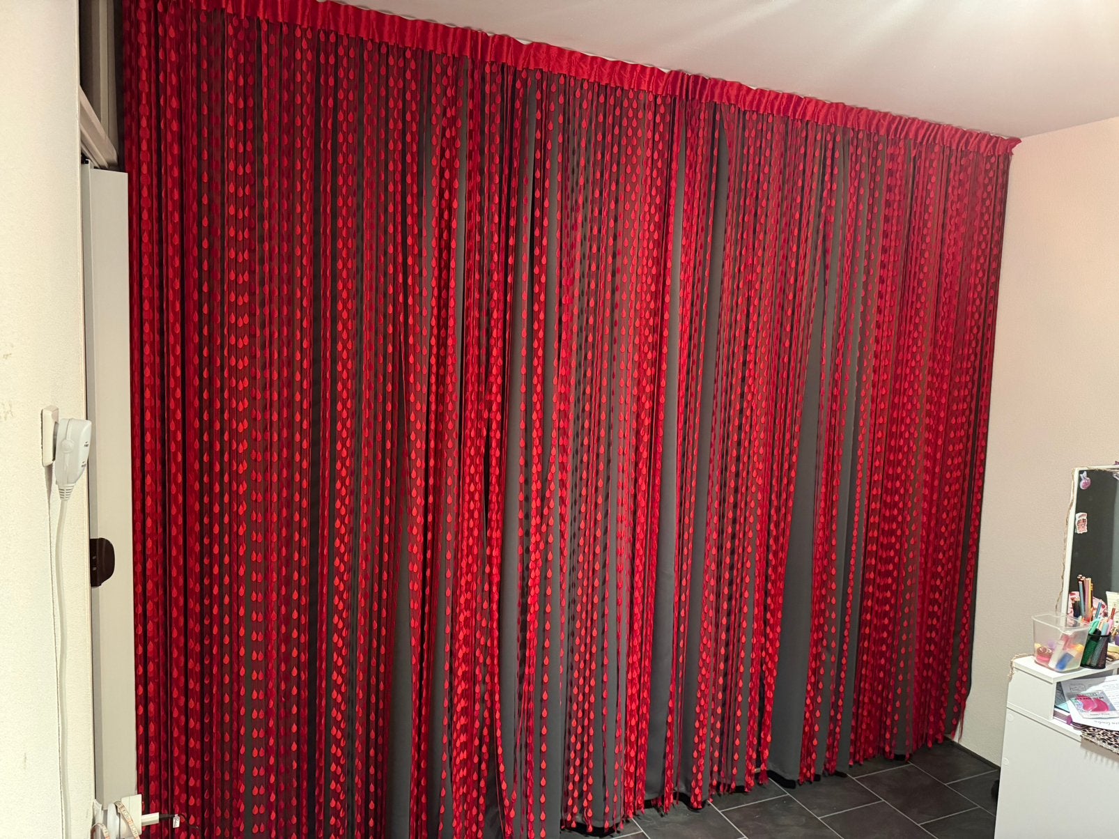 Gelaagde raamdecoratie antraciet/rood, Huis en Inrichting, Zonwerend, Rood, Ophalen of Verzenden, Gordijn