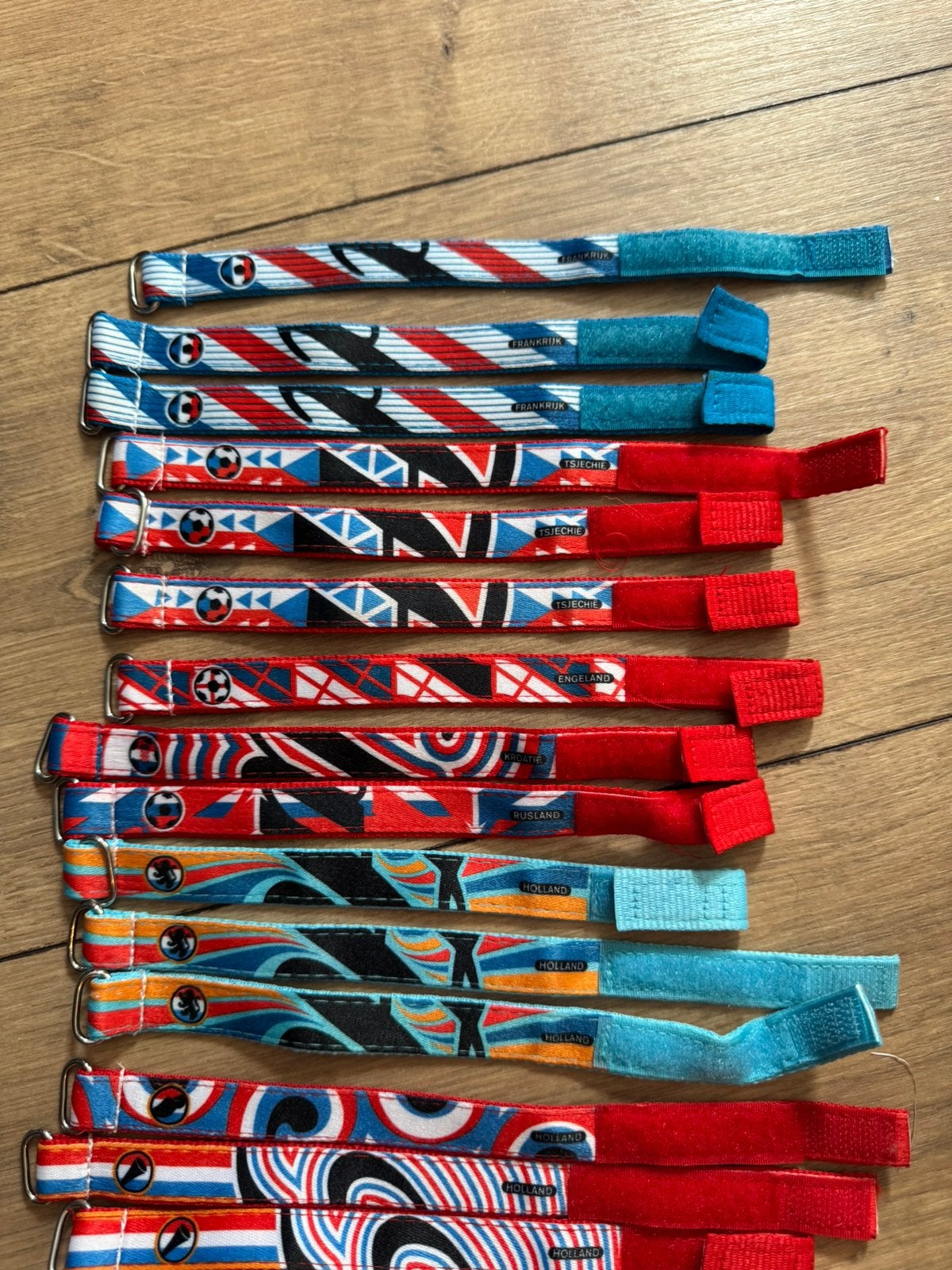 PLUS EK Juichbandjes 2012 | grote partij Holland + landen, Verzamelen, Supermarktacties, Plus, Ophalen of Verzenden