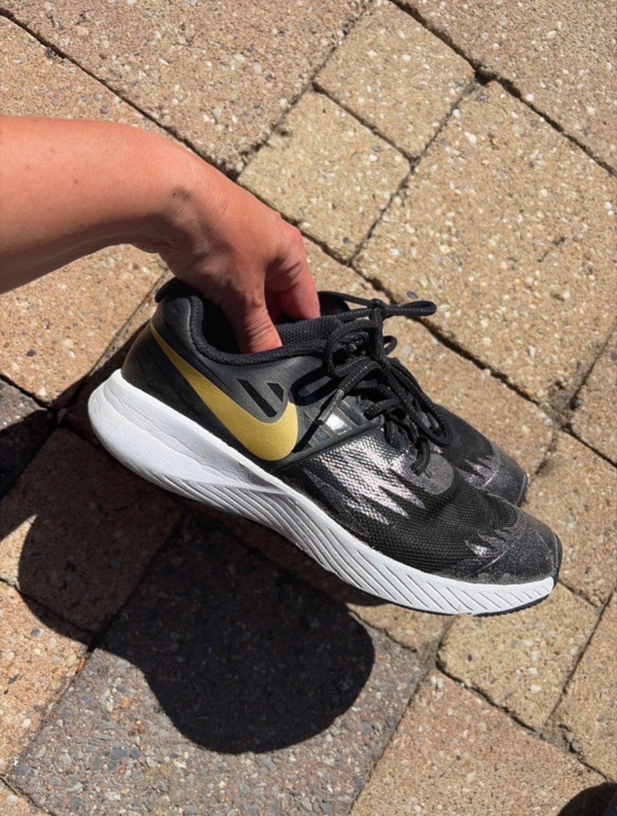 Nike hardloopschoenen zwart met goud 36,5, Ophalen of Verzenden, Gedragen, Zwart, Sportschoenen