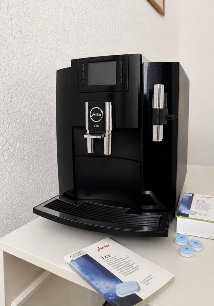 Jura E80 zwart koffiemachine, 10 kopjes of meer, Ophalen, Zo goed als nieuw, Koffiemachine