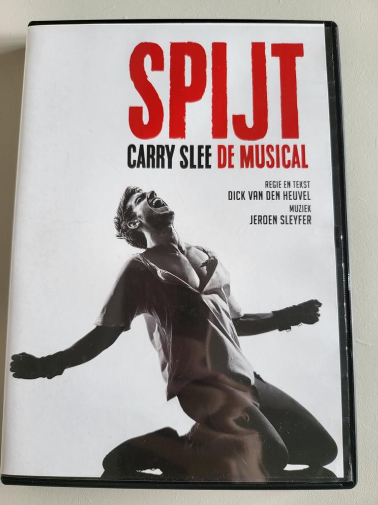 Dvd de musical spijt van Carry Slee, Alle leeftijden, Ophalen of Verzenden, Zo goed als nieuw, Stand-up of Theatershow